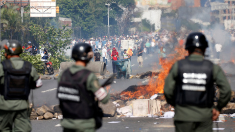 Militares venezolanos se enfrentan a ciudadanos que protestan en Caracas. /REUTERS Militares venezolanos se enfrentan a ciudadanos que protestan en Caracas. /REUTERS