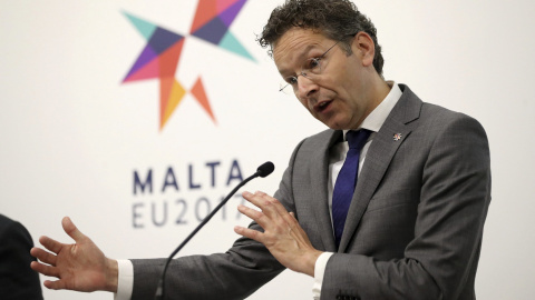 El ministro de Finanzas en funciones holandés y presidente del Eurogrupo, Jeroen Dijsselbloem, en la rueda de prensa tras la reunión informal de ministros de la moneda única en el Palacio del Gran Maestre de La Valeta (Malta). EFE/Domenic A El ministro de Finanzas en funciones holandés y presidente del Eurogrupo, Jeroen Dijsselbloem, en la rueda de prensa tras la reunión informal de ministros de la moneda única en el Palacio del Gran Maestre de La Valeta (Malta). EFE/Domenic A