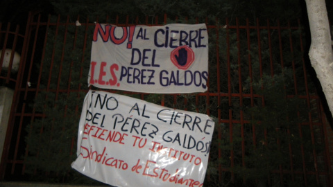 Pancartas colocadas en la fachada del instituto tras el encierro de este jueves. Pancartas colocadas en la fachada del instituto tras el encierro de este jueves.