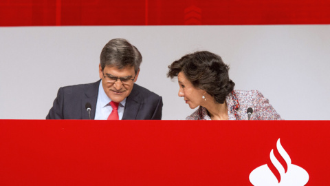 La presidenta del Banco Santander, Ana P. Botín, conversa con el consejero delegado, José Antonio Álvarez, durante la junta de accionistas de la entidad. EFE/Román G. Aguilera La presidenta del Banco Santander, Ana P. Botín, conversa con el consejero delegado, José Antonio Álvarez, durante la junta de accionistas de la entidad. EFE/Román G. Aguilera