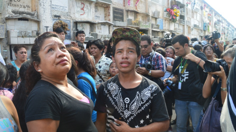 Los parientes de Madelin Hernández Hernández, de 15 años observan la tumba en la que ha sido enterrado el cuerpo de la menor fallecida junto a 40 niñas en el Hogar Seguro de Guatemala Los parientes de Madelin Hernández Hernández, de 15 años observan la tumba en la que ha sido enterrado el cuerpo de la menor fallecida junto a 40 niñas en el Hogar Seguro de Guatemala