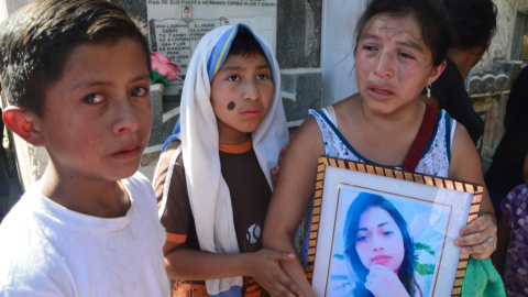 Cari Álvarez porta la foto de su sobrina, Siona Hernández, de 17 años, fallecida junto a 40 niños en el Hogar Seguro de Guatemala. Cari Álvarez porta la foto de su sobrina, Siona Hernández, de 17 años, fallecida junto a 40 niños en el Hogar Seguro de Guatemala.