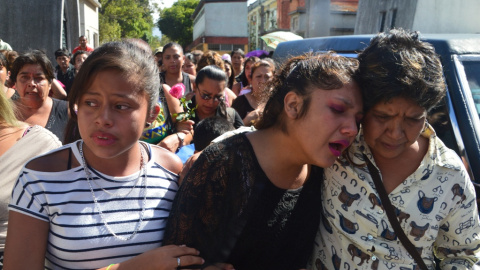 Una familiar llora la muerte de una de las niñas muertas calcinadas en el Hogar Seguro de Guatemala donde fallecieron 41 menores Una familiar llora la muerte de una de las niñas muertas calcinadas en el Hogar Seguro de Guatemala donde fallecieron 41 menores
