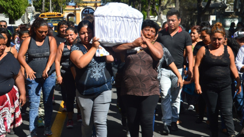 Entierro de Madelin Hernández Hernández, de 15 años, una de las 41 niñas muertas calcinadas en el Hogar Seguro de Guatemala Entierro de Madelin Hernández Hernández, de 15 años, una de las 41 niñas muertas calcinadas en el Hogar Seguro de Guatemala