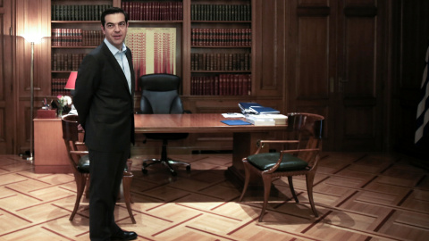 El primer ministro griego, Alexis Tsipra, en su despacho, a la espera de reunirse con el ministro de Exteriores británico, Boris Johnson. REUTERS/Alkis Konstantinidis El primer ministro griego, Alexis Tsipra, en su despacho, a la espera de reunirse con el ministro de Exteriores británico, Boris Johnson. REUTERS/Alkis Konstantinidis