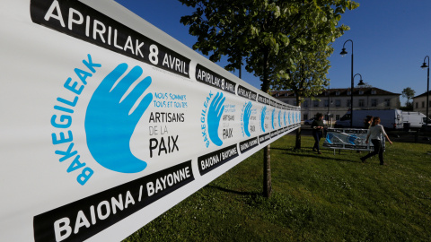 Varios jóvenes preparan en Baiona los careles de los actos previstos por los llamados 'Artesanos de la Paz' sobre el anunciado desarme de ETA. REUTERS/Regis Duvignau Varios jóvenes preparan en Baiona los careles de los actos previstos por los llamados 'Artesanos de la Paz' sobre el anunciado desarme de ETA. REUTERS/Regis Duvignau