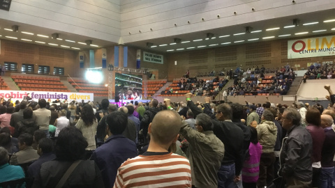 Participantes en la Asamblea fundacional del nuevo partido catalán durante el canto de 'Grandola Vila Morena'. PÚBLICO