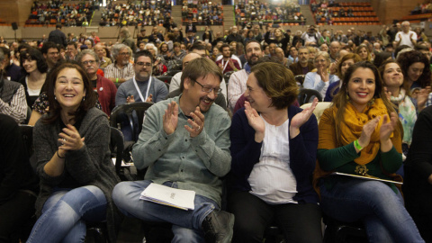 La alcaldesa de Barcelona, Ada Colau, y el portavoz de En Comú Podem, Xavier Doménech, en el pabellón del Val Hebrón, en la asamblea fundacional de su nuevo partido. EFE/Marta Pérez La alcaldesa de Barcelona, Ada Colau, y el portavoz de En Comú Podem, Xavier Doménech, en el pabellón del Val Hebrón, en la asamblea fundacional de su nuevo partido. EFE/Marta Pérez