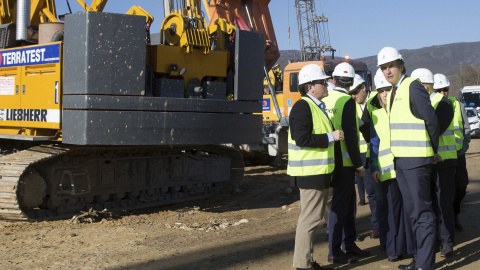 El ministro de Fomento, Íñigo de la Serna, acompañado de autoridades provinciales y regionales, visita las obras de la línea de alta velocidad ferroviaria entre Galicia y la meseta, en Requejo (Zamora). EFE/Mariam A. Montesinos El ministro de Fomento, Íñigo de la Serna, acompañado de autoridades provinciales y regionales, visita las obras de la línea de alta velocidad ferroviaria entre Galicia y la meseta, en Requejo (Zamora). EFE/Mariam A. Montesinos