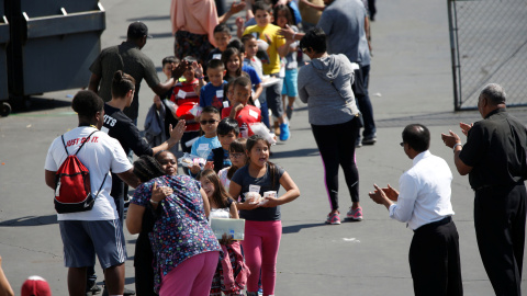 Los alumnos del colegio de North Park en San Bernardino, California, son evacuados tras el tiroteo. REUTERS/Mario Anzuoni Los alumnos del colegio de North Park en San Bernardino, California, son evacuados tras el tiroteo. REUTERS/Mario Anzuoni