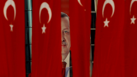 Una imagen de Recep Tayyip Erdogan entre banderas de Turquía. - REUTERS Una imagen de Recep Tayyip Erdogan entre banderas de Turquía. - REUTERS
