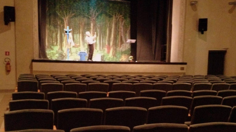 El actor italiano Giovanni Mongiano durante la interpretación de su monólogo ante un teatro desierto El actor italiano Giovanni Mongiano durante la interpretación de su monólogo ante un teatro desierto