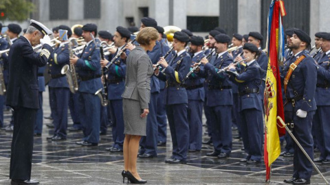 Cospedal se inclina ante la bandera de España durante una revista a las tropas.- (EFE) Cospedal se inclina ante la bandera de España durante una revista a las tropas.- (EFE)