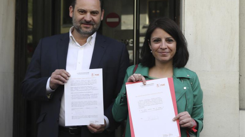 Los miembros del equipo de Pedro Sánchez, el secretario provincial del PSOE en Valencia, José Luis Ábalos, y la diputada del PSOE por Asturias Adriana Lastra, a su llegada a la sede del PSOE en Madrid para registrar la precandidatura del ex