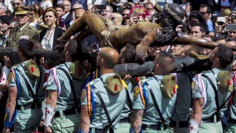 La ministra de Defensa, María Dolores de Cospedal, junto al jefe de la Fuerza Terrestre, el teniente general Gómez de Salazar Mínguez, observan el traslado del "Cristo de Mena", el jueves, en Málaga. EFE/Jorge La ministra de Defensa, María Dolores de Cospedal, junto al jefe de la Fuerza Terrestre, el teniente general Gómez de Salazar Mínguez, observan el traslado del "Cristo de Mena", el jueves, en Málaga. EFE/Jorge