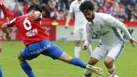 El centrocampista del Real Madrid Isco Alarcón regateando al Sergio Álvarez, centrocampista del Sporting de Gijón.EFE/José Luis Cereijido El centrocampista del Real Madrid Isco Alarcón regateando al Sergio Álvarez, centrocampista del Sporting de Gijón.EFE/José Luis Cereijido