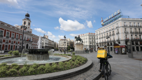 Un repartidor de la empresa Glovo en la Puerta del Sol.- Marta Fernández / Europa Press Un repartidor de la empresa Glovo en la Puerta del Sol.- Marta Fernández / Europa Press