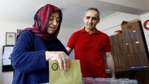 Una mujer deposita su voto al referéndum constitucional en Estambul. EFE/Sedat Suna Una mujer deposita su voto al referéndum constitucional en Estambul. EFE/Sedat Suna