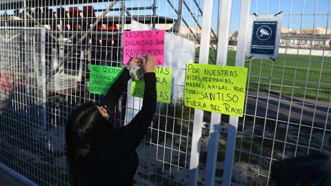 Una mujer coloca carteles para mostrar rechazo al nuevo entrenador del Rayo Vallecano, durante un partido de fútbol.- Fernando Sánchez / Europa Press Una mujer coloca carteles para mostrar rechazo al nuevo entrenador del Rayo Vallecano, durante un partido de fútbol.- Fernando Sánchez / Europa Press