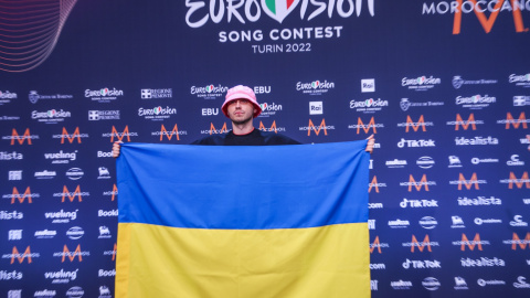 El rapero Oleg Psyuk, representante de Ucrania en Eurovisión, posa con la bandera tras presentar su canción en la semifinal.- Jens Büttner / dpa El rapero Oleg Psyuk, representante de Ucrania en Eurovisión, posa con la bandera tras presentar su canción en la semifinal.- Jens Büttner / dpa