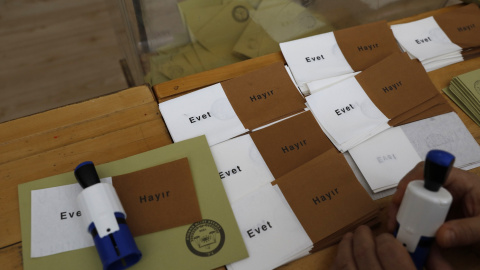 Las papeletas del referéndum sobre la reforma constitucional en Turquía. REUTERS/Umit Bektas Las papeletas del referéndum sobre la reforma constitucional en Turquía. REUTERS/Umit Bektas