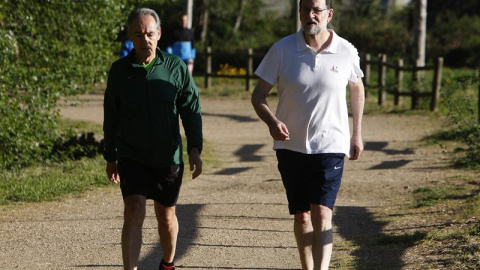 Rajoy, con el marido de Ana Pastor en Pontevedra esta Semana Santa. EFE/Salvador Sas Rajoy, con el marido de Ana Pastor en Pontevedra esta Semana Santa. EFE/Salvador Sas