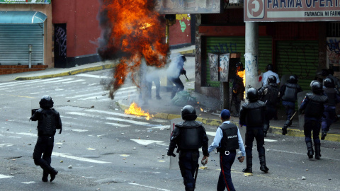Los partidarios de la oposición chocan con la policía durante las protestas contra el presidente izquierdista Nicolás Maduro en San Cristóbal, Venezuela. REUTERS / Carlos Eduardo Los partidarios de la oposición chocan con la policía durante las protestas contra el presidente izquierdista Nicolás Maduro en San Cristóbal, Venezuela. REUTERS / Carlos Eduardo