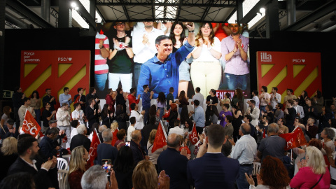 Decenas de personas aplauden a una imagen del presidente del Gobierno, Pedro Sánchez, durante el acto del PSC de inicio de campaña, en Fira Sabadell, a 25 de abril de 2024, en Barcelona, Catalunya (España).- Kike Rincón / Europa Press Decenas de personas aplauden a una imagen del presidente del Gobierno, Pedro Sánchez, durante el acto del PSC de inicio de campaña, en Fira Sabadell, a 25 de abril de 2024, en Barcelona, Catalunya (España).- Kike Rincón / Europa Press
