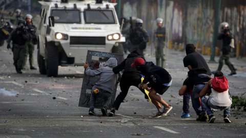 Los manifestantes de la oposición chocan con la policía antidisturbios durante la llamada "madre de todas las marchas" contra el presidente de Venezuela, Nicolás Maduro, en Caracas.REUTERS / Marco Bello Los manifestantes de la oposición chocan con la policía antidisturbios durante la llamada "madre de todas las marchas" contra el presidente de Venezuela, Nicolás Maduro, en Caracas.REUTERS / Marco Bello