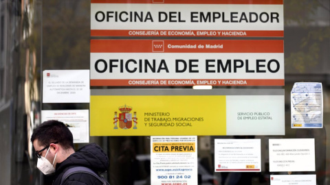 Economía.- Todos los afectados por ERTE de rebrote podrán acceder a las prestaciones tras una corrección del SEPE 02/12/2020 Un hombre pasa por la puerta de una oficina de empleo, SEPE (antiguo INEM) horas después de conocer los datos del paro de noviembre, en Madrid (España), a 2 de diciembre de 2020. El número de parados registrados en las oficinas d