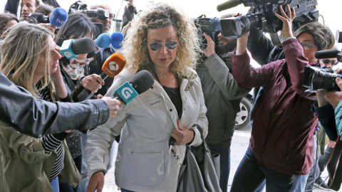 Diana López-Pinel, la madre de Diana Quer, la joven desaparecida en Galicia en la madrugada del último 22 de agosto, a su llegada al juzgado de Ribeira, convocada junto al padre por el juez que instruye la causa de la desaparición de su hij Diana López-Pinel, la madre de Diana Quer, la joven desaparecida en Galicia en la madrugada del último 22 de agosto, a su llegada al juzgado de Ribeira, convocada junto al padre por el juez que instruye la causa de la desaparición de su hij