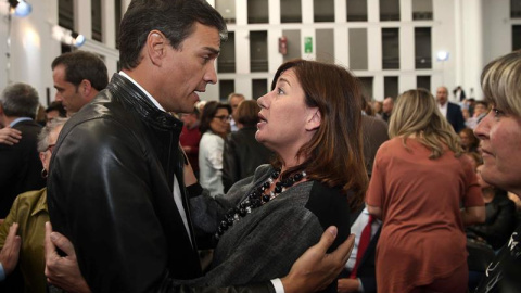 Pedro Sánchez saluda a Francina Armengol en el homenaje a Chacón este miércoles. EFE/Toni Albir Pedro Sánchez saluda a Francina Armengol en el homenaje a Chacón este miércoles. EFE/Toni Albir