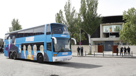 El 'TramaBus' de Podemos, que ha incorporado en su parte delantera la imagen del expresidente madrileño Ignacio González, a su llegada a la sede de la Audiencia Nacional de San Fernando de Henares. EFE/Emilio Naranjo