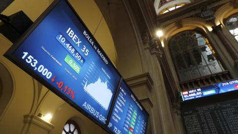 Un panel informativo en la Bolsa de Madrid con la cotización del Ibex 35. EFE/Emilio Naranjo Un panel informativo en la Bolsa de Madrid con la cotización del Ibex 35. EFE/Emilio Naranjo