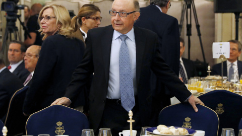El ministro de Hacienda, Cristóbal Montoro, entre los asistentes a la conferencia organizada por Forum Europa en Madrid en la que han intervenido la vicepresidenta del Gobierno, Soraya Sáenz de Santamaría y el secretario de Estado de Presup El ministro de Hacienda, Cristóbal Montoro, entre los asistentes a la conferencia organizada por Forum Europa en Madrid en la que han intervenido la vicepresidenta del Gobierno, Soraya Sáenz de Santamaría y el secretario de Estado de Presup