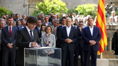 El presidente de la Generalitat, Carles Puigdemont, firma el documento tras su intervención en un acto organizado para solemnizar y escenificar el compromiso del gobierno catalán con el referéndum, que se ha celebrado en el Pati dels Tarong El presidente de la Generalitat, Carles Puigdemont, firma el documento tras su intervención en un acto organizado para solemnizar y escenificar el compromiso del gobierno catalán con el referéndum, que se ha celebrado en el Pati dels Tarong