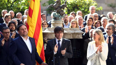 El presidente de la Generalitat, Carles Puigdemont (c), y la consellera de Presidencia, Neus Munté (d), aplauden al vicepresidente, Oriol Junqueras, tras su intervención en el acto organizado por el gobierno catalán para solemnizar y esceni El presidente de la Generalitat, Carles Puigdemont (c), y la consellera de Presidencia, Neus Munté (d), aplauden al vicepresidente, Oriol Junqueras, tras su intervención en el acto organizado por el gobierno catalán para solemnizar y esceni