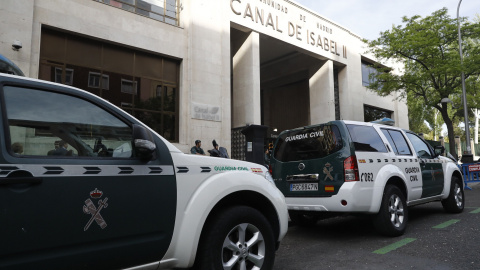 Agentes de la Guardia Civil ante la sede de Canal de Isabel II, en la operación Lezo dirigida por el juez de la Audiencia Nacional Eloy Velasco. EFE/Emilio Naranjo Agentes de la Guardia Civil ante la sede de Canal de Isabel II, en la operación Lezo dirigida por el juez de la Audiencia Nacional Eloy Velasco. EFE/Emilio Naranjo