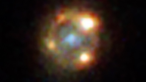 Cruz de Einstein de la supernova iPTF16geu, con la galaxia que la magnifica en el centro, captada por el telescopio espacial Hubble. –ESA/NASA