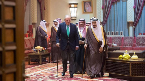 El rey Juan Carlos I, junto con el rey saudí Salman Bin Abdelaziz. EFE El rey Juan Carlos I, junto con el rey saudí Salman Bin Abdelaziz. EFE