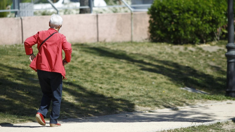 Una mujer mayor camina por un parque de Madrid. E.P. Una mujer mayor camina por un parque de Madrid. E.P.