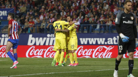El centrocampista italiano del Villarreal Roberto Soriano (2-d) es felicitado por sus compañeros tras marcar ante el Atlético de Madrid. /EFE El centrocampista italiano del Villarreal Roberto Soriano (2-d) es felicitado por sus compañeros tras marcar ante el Atlético de Madrid. /EFE