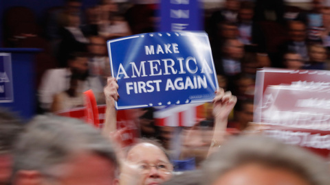 Un partidario de Trump sujeta un cartel que reza "Make America First Again" durante la Convención Nacional Republicana en julio. Brian Snyder / Reuters Un partidario de Trump sujeta un cartel que reza "Make America First Again" durante la Convención Nacional Republicana en julio. Brian Snyder / Reuters