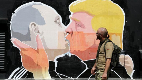 Un hombre pasa por delante de un graffiti que representa a Donald Trump (R) presidente de Estados Unidos y Vladimir Putin, presidente de Rusia, en Vilnius, Lituania. REUTERS / Ints Kalnins Un hombre pasa por delante de un graffiti que representa a Donald Trump (R) presidente de Estados Unidos y Vladimir Putin, presidente de Rusia, en Vilnius, Lituania. REUTERS / Ints Kalnins