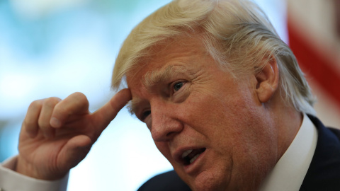 El presidente estadounidense Donald Trump habla durante una entrevista con Reuters en la Oficina Oval de la Casa Blanca en Washington. REUTERS / Carlos Barria El presidente estadounidense Donald Trump habla durante una entrevista con Reuters en la Oficina Oval de la Casa Blanca en Washington. REUTERS / Carlos Barria