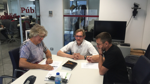 El profesor Bob Jessop en el momento de la entrevista en la redacción de Público junto a Carlos Prieto y Juan Carlos Monedero