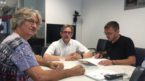 El profesor Bob Jessop en el momento de la entrevista en la redacción de 'Público' junto a Carlos Prieto y Juan Carlos Monedero