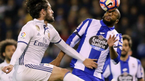 El defensa brasileño del Deportivo, Sidnei Rechel da Silva (d), cabecea un balón ante el centrocampista del Real Madrid, Francisco Román Alarcón "Isco", durante el encuentro correspondiente a la jornada 34 de primera división, que disputan El defensa brasileño del Deportivo, Sidnei Rechel da Silva (d), cabecea un balón ante el centrocampista del Real Madrid, Francisco Román Alarcón "Isco", durante el encuentro correspondiente a la jornada 34 de primera división, que disputan