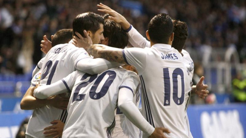 El delantero del Real Madrid Álvaro Morata (i) celebra con sus amigos, el gol marcado ante el Deportivo, el primero del equipo, durante el partido de la trigésimo cuarta jornada de liga en Primera División que se disputa esta noche en el es El delantero del Real Madrid Álvaro Morata (i) celebra con sus amigos, el gol marcado ante el Deportivo, el primero del equipo, durante el partido de la trigésimo cuarta jornada de liga en Primera División que se disputa esta noche en el es