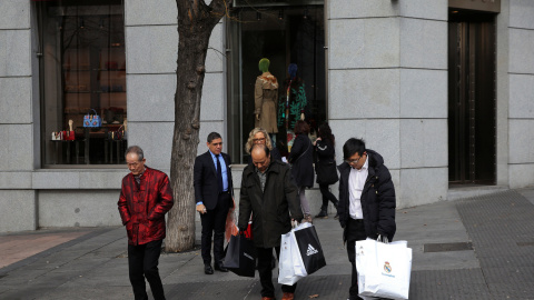 Varios turistas orientales con sus compras en la zona comercial de la madrileña calle de Serrano. REUTERS/Susana Vera